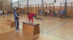 Děti jsou nemotornější. Nezvládají ani kotrmelce, zoufají si tělocvikáři