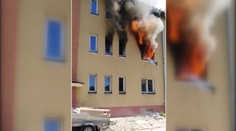 Žena nechala své děti v bytě samotné se zapalovačem, dva chlapci uhořeli