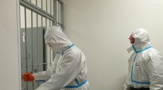 Muž s covidem měl krást a útočit, osm policistů skončilo v karanténě