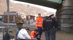 V Praze našli mrtvého muže s rozbitou hlavou, na Moravě vykrvácel mladík