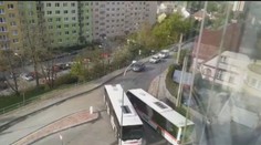 Město opravilo křižovatku, autobusy tudy sotva projedou. Řidiči zuří!