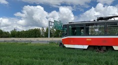 U D1 se objevila tramvaj. Parkuje na poli u Prahy! FOTO a VIDEO