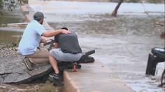 Povodně v Texasu mají nejméně 65 obětí. Tatínek zemřel při záchraně rodiny
