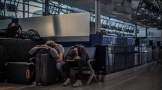 Místo moře vysedávání na letišti. Přes 100 Čechů čekalo na odlet 24 hodin