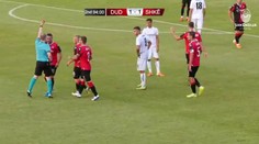 Emoce v hlavní roli! Fotbalista se neudržel a vrhl se na rozhodčího