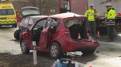 Kamion přehlédl odbočující vůz, jedna žena zemřela, 5 zraněných
