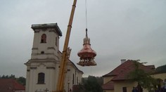 Unikátní záběry: Novou střechu vyzvedl na věž kostela jeřáb