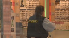 Pracovníci ostrahy v supermarketu místo hledání zloděje sami kradli