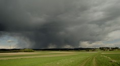 Na jihu Česka se objevily vysoké teploty, od západu jde pásmo dešťů
