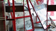 Kuriózní nehoda v Pelhřimově. Auto projelo vchodem do prodejny potravin