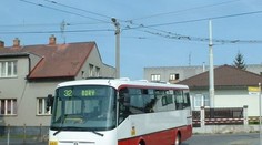 Ožralý autobusák vezl v Plzni cestující skrz pole. Měl 3 promile