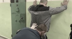 Razie ve věznici. Rodinný gang tam měl pašovat drogy, vydělal statisíce