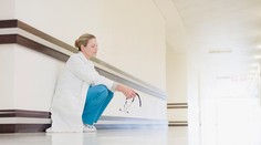 Nemocnicím chybí zdravotní potřeby i personál. Zavření školek by je zlomilo