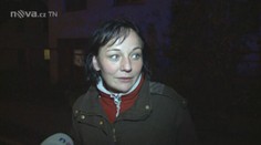 Dívka, kterou přejelo auto, když si lehla na silnici, je mimo ohrožení života