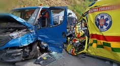 Čelní srážka zdemolovala sanitku. Zemřel záchranář a oblíbený slovenský politik