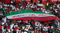 Íránští fotbalisté nezpívali hymnu. Podpořili protesty proti režimu