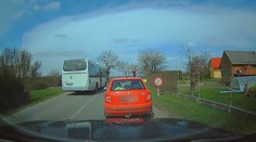 Šílený čin řidiče autobusu řeší jako přestupek! Vjel do zúžení na červenou