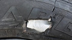 Muž chtěl opravit pneumatiky náplastí a gázou z lékárničky! Je ve vězení