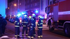 Při požáru v Praze zemřel jeden člověk. Další lidi museli hasiči evakuovat