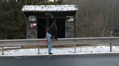 Netradiční zastávka na Slovensku stojí za svodidly. Brzy přijde náprava