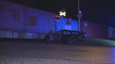 Auto vjelo ve Zlíně přímo pod nákladní vlak. Řidič skončil s těžkým zraněním