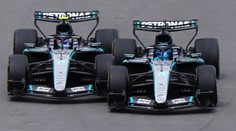 Napětí mezi jezdci Mercedesu, vytlačovali se. Sprint nakonec pro Russella