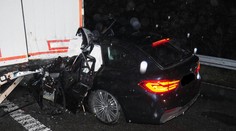 Řidič BMW dostal smyk a skončil pod kamionem. Neměl šanci přežít