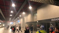 Na nádraží v Praze hořelo! Hasiči evakuovali halu, lidé prchali ven