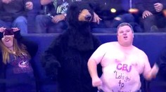 Tlouštík se rozvlnil na tribuně a špeky létaly! Jak se vám to líbí?