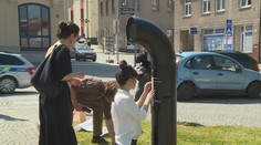 V Humpolci vyrostl automat na básničky! Stačí jen zatočit klikou