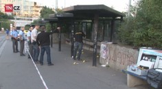 Šílený útočník napadl na zastávce tři muže, jednoho těžce zranil
