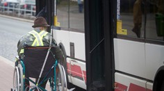 Vláda zapomněla u slev na jízdné na invalidy. Dosud platí plnou cenu