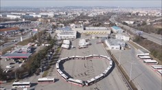 Dopravní podnik děkuje cestujícím za důvěru. Vytvořil srdce z autobusů