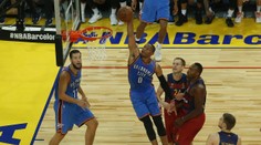 Slavná NBA baví Evropu: Barca dokázala s Oklahomou držet krok!
