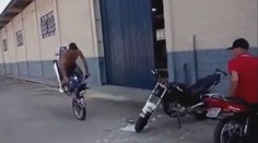 Takhle parkují motorku jen opravdoví frajeři