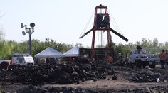 Záchranáři v severním Mexiku svádí boj o život deseti zavalených horníků