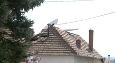 Rodina právě obědvala, když jim na střechu spadlo letadlo
