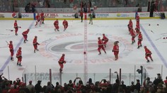 Takhle slaví Carolina! Její imitace sportů baví hokejové fanoušky