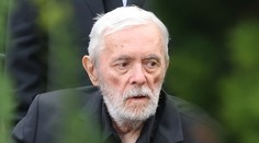 Manévry kolem pohřbu Josefa Abrháma: Tři měsíce po smrti ho stále neuložili