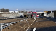 Nehoda kamionu zablokovala dálnici D3. Tah policie uzavřela v obou směrech