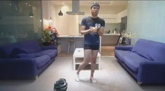 VIDEO: Podívejte se, jak se oblékají kalhoty bez použití rukou!