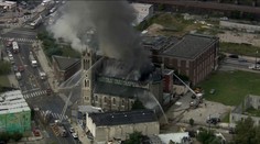 VIDEO: Kostel v plamenech! Hasiči ve Philadelphii krotí ničivý živel
