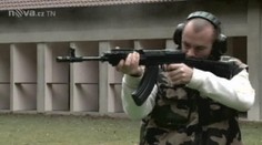 TEST ZBRANÍ: Jak nebezpečné jsou zbraně, které policie zabavila extrémistům?