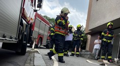 Z bytu šlehaly plameny a valil se dým. Policisté popsali dramatickou evakuaci