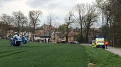 Motorkář po nehodě skončil v potoce, musel pro něj letět vrtulník