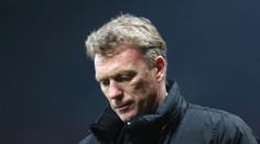 Manchester United vyhodí kouče Moyese, nahradí ho veterán Giggs, píší v Británii