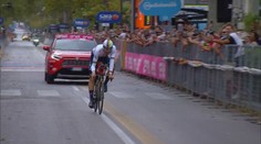 Ošklivý pád favorita! Kolumbijec přehlédl nerovnost a skončil v bariéře