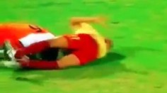 Neuvěřitelný faul: Fotbalista strčil soupeři prst do zadku! VIDEO