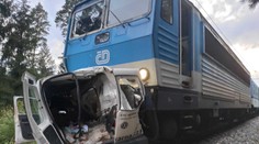 Vlak na Rychnovsku vláčel dodávku 300 metrů. Dvě ženy zemřely