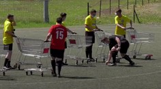 Jsou na nákupu? Ne, hrají fotbal! Takhle se dá hrát v době koronavirové